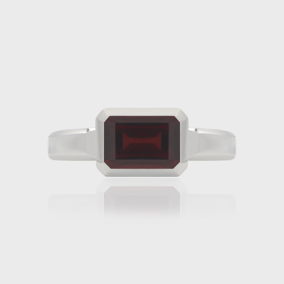 Heir Box Ring Garnet, White