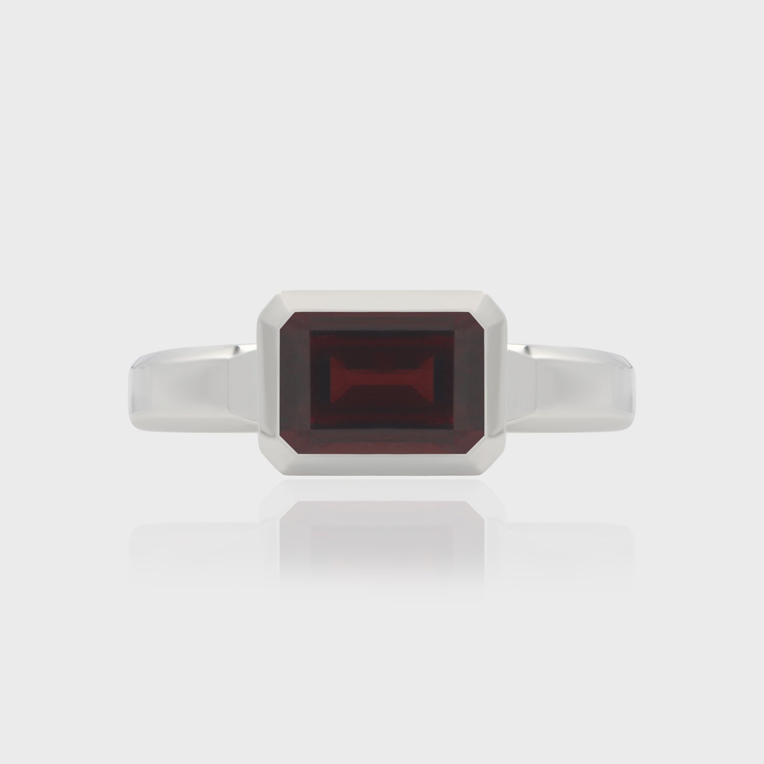 Heir Box Ring Garnet, White 